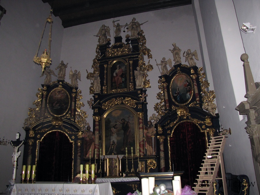 wewn ołtarz główny.jpg