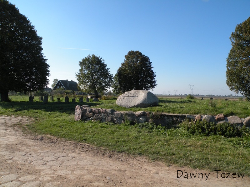 Ruiny kościoła i cmentarza  Mennonitów w Niedźwiedzicy1.jpg