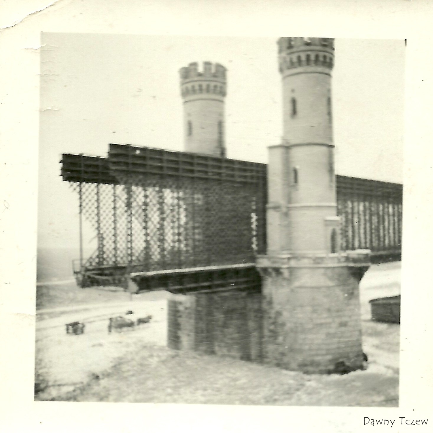 Oryginalne zdjęcie mostu drogowego po zniszczeniu w 1939 r..jpg