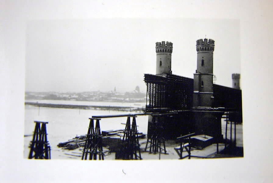 Oryginalne zdjęcie,odbudowa mostu drogowego 1940 r..JPG