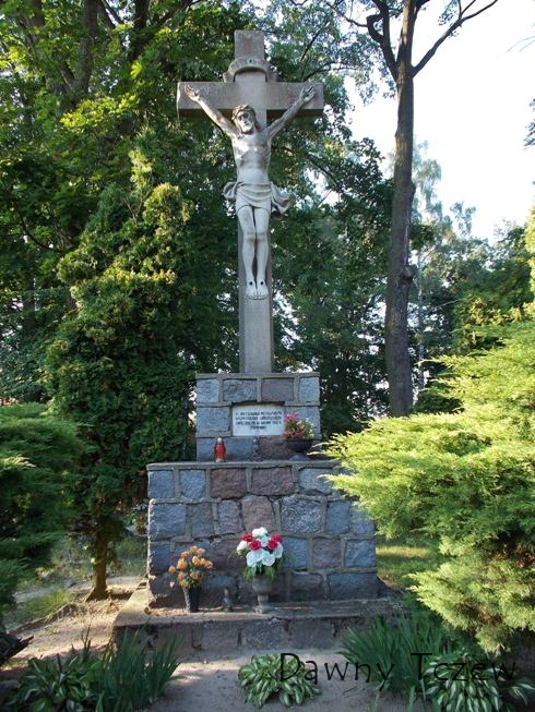 Krzyż upamiętniający proboszcza lubiszewskiego, ks. Bolesława Piechowskiego1.JPG