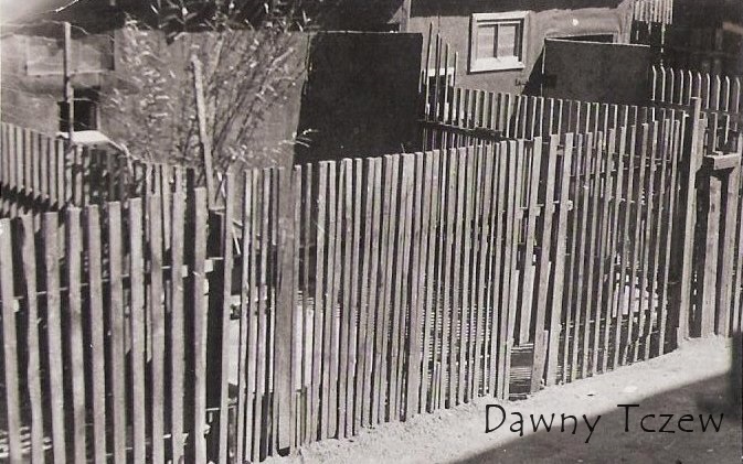 Matejki 11 działki przed domem, ogródki i budki dla zwierząt 1956.jpg