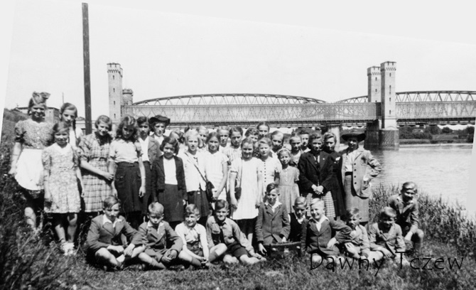 im Sommer 1943  bei einem Schulausflug nach Marienburg an der Nogat mit der Brücke im Hintergrund aufgenommen._(1024_x_768).jpg