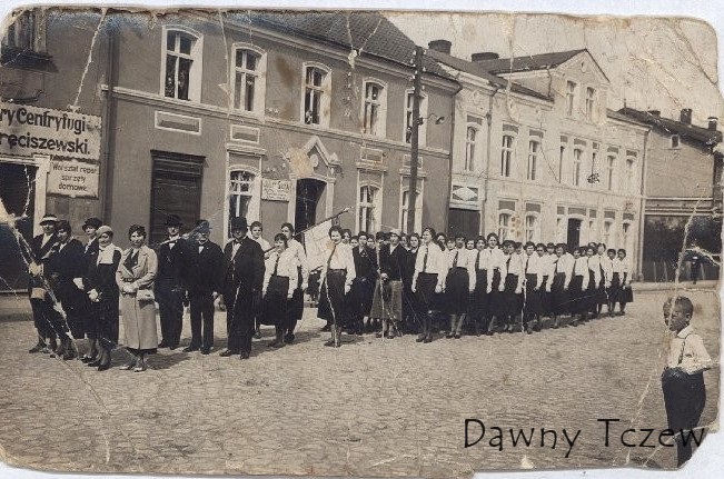 Przemarsz ulicą Sambora do Katedry  (1930 r).jpg