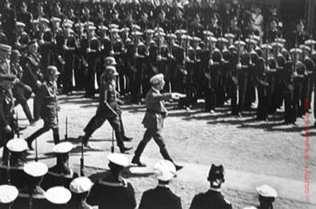 eisenstaedt_alfred_hitler_vonhindenburgfuneral_tannenberg_1934_11x14_L.jpg