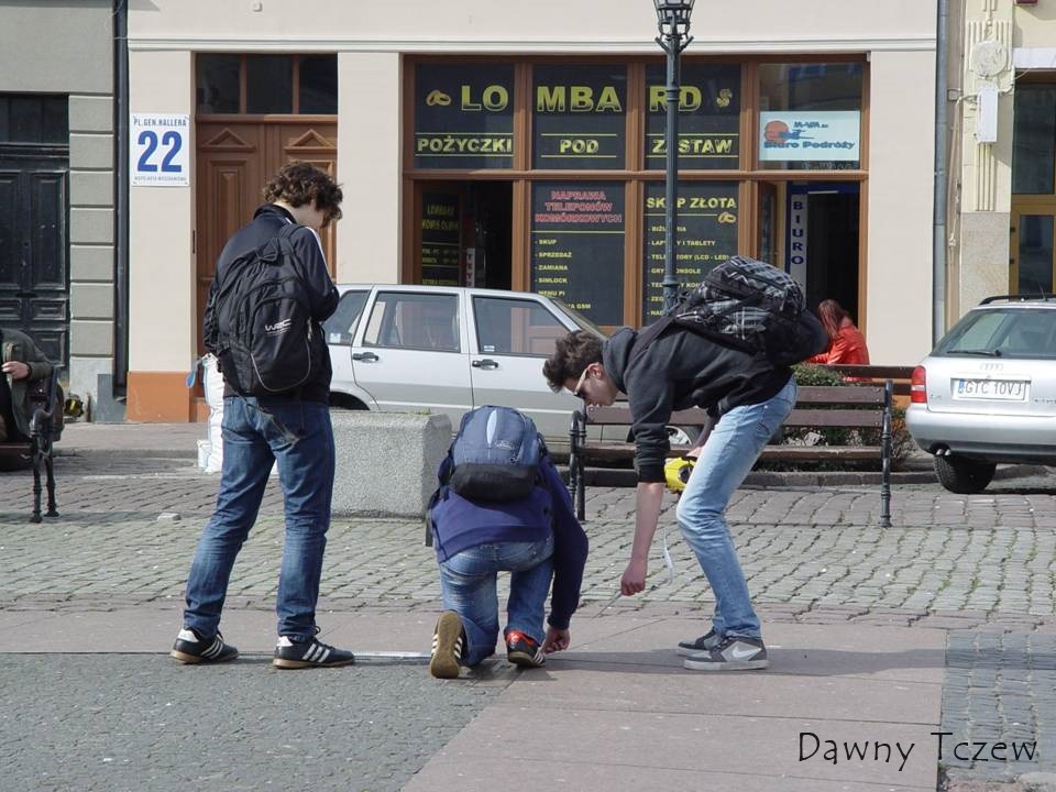 Pomiary na Placu Hallera – fot. Piotr Klimek.JPG