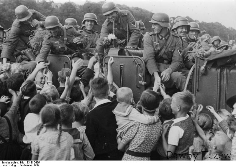 Bundesarchiv_Bild_183-E10495,_Dirschau,_Begr%C3%BC%C3%9Fung_deutscher_Soldaten DIRSCHAU.jpg