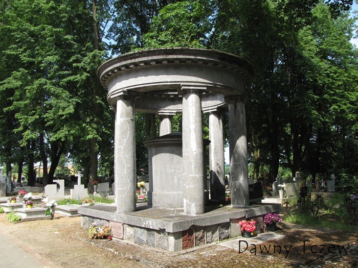 tumba Okoniewskich.jpg