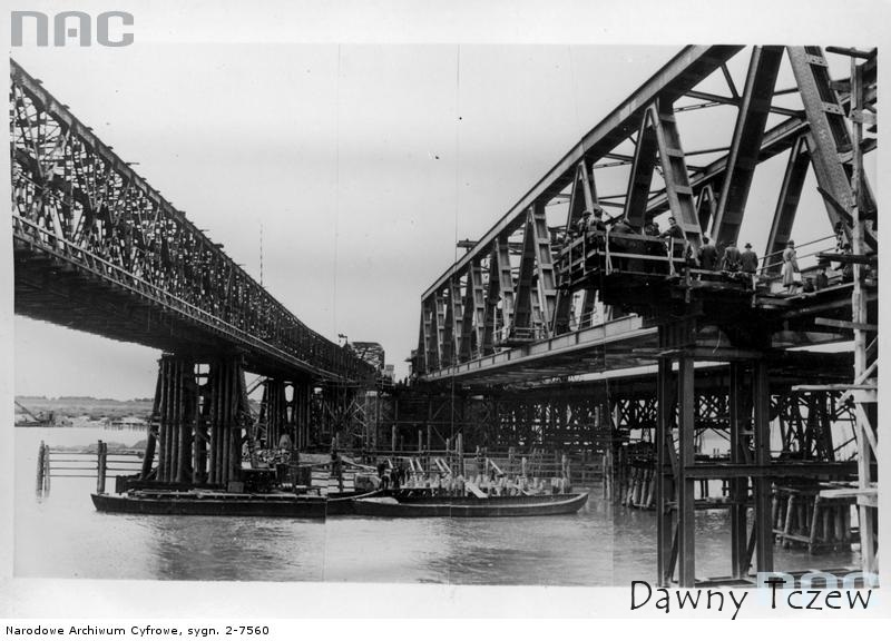 Odbudowa mostu kolejowego na Wiśle zniszczonego przez wojska polskie..jpg