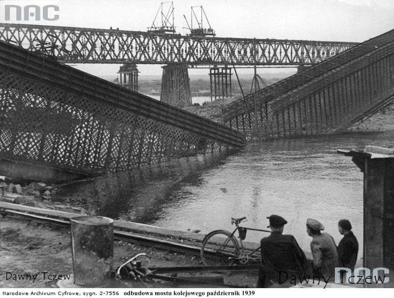 Odbudowa mostu kolejowego na Wiśle wysadzonego przez wojska polskie. Widoczna zniszczona część mostu, na drugim planie część odbudowana.1939-10.jpg