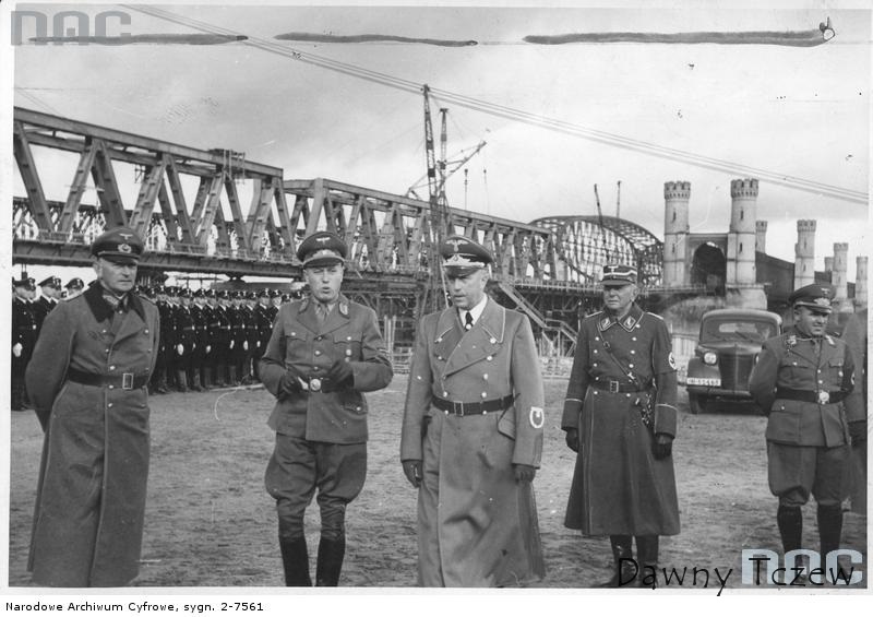 Otwarcie wysadzonego mostu. Wysocy oficerowie podczas uroczystości otwarcia. Widoczni m.in. Albert Forster (w środku) i gen. Fedor von Bock (1 z lewej)..jpg