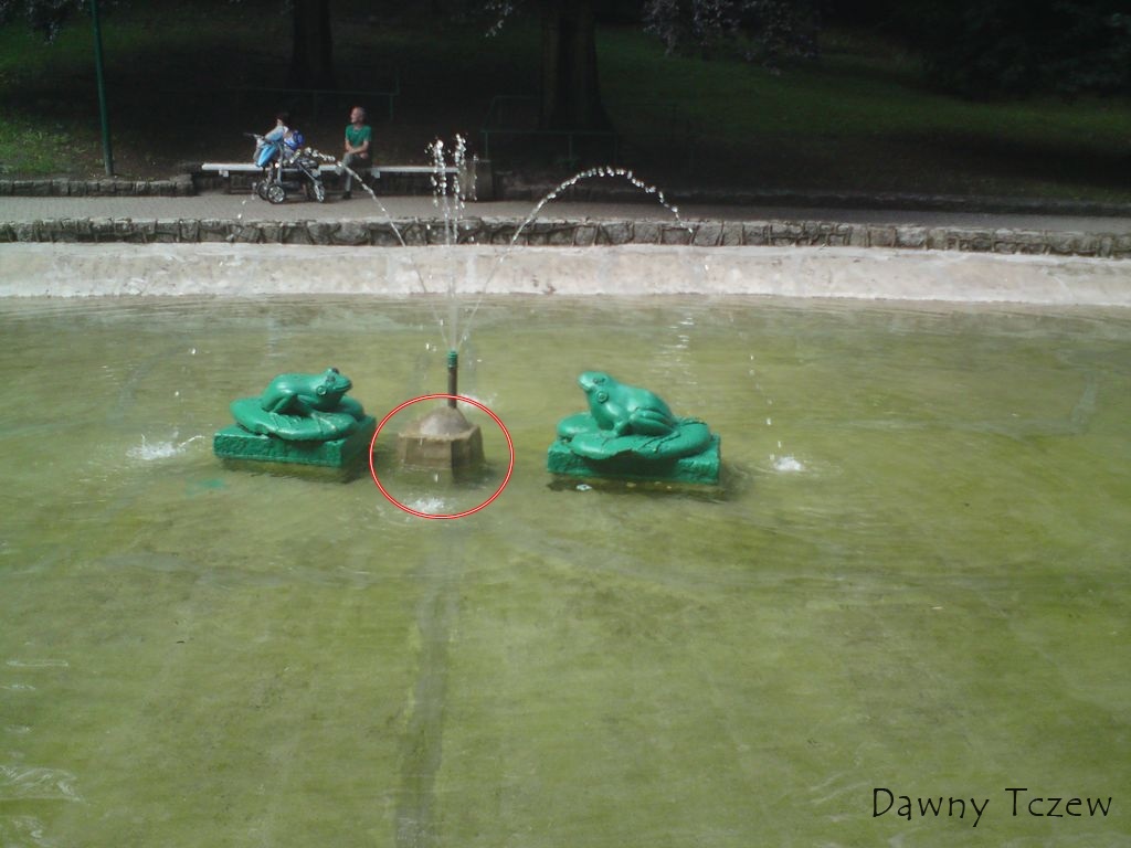 śmieciowa fontanna.jpg