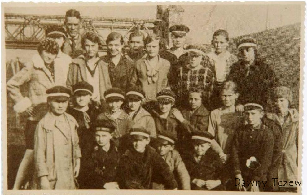 Nauczyciel Wardacki z uczniami trzeciej i czwartej klasy gimnazjalnej w Lisewie 1928 lub 29.jpg