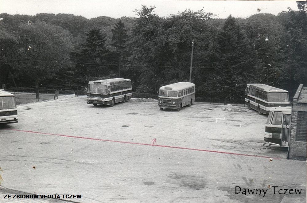 Widok placu postojowego od ul. Kołłątaja, w głębi miejski pa.jpg