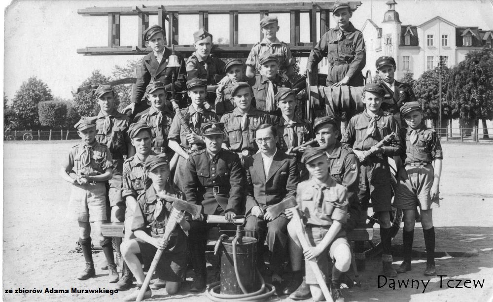 Około 1935 r. Tczewscy Harcerze z wizytą w OSP Tczew pl. Niezłomnych - u góry drugi z lewej Michał Żmijewski.jpg