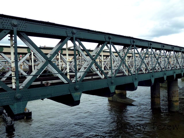 Hungerford_Bridge_from_the_footbridge.JPG