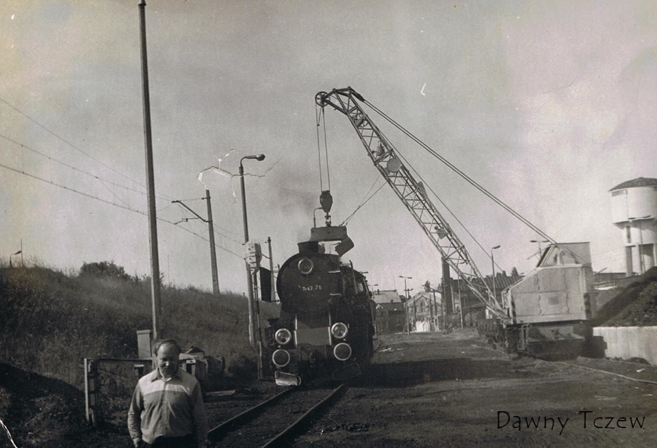 Fot. Dariusz Walas. Ty42-76 podczas doboru węgla (1987).jpg