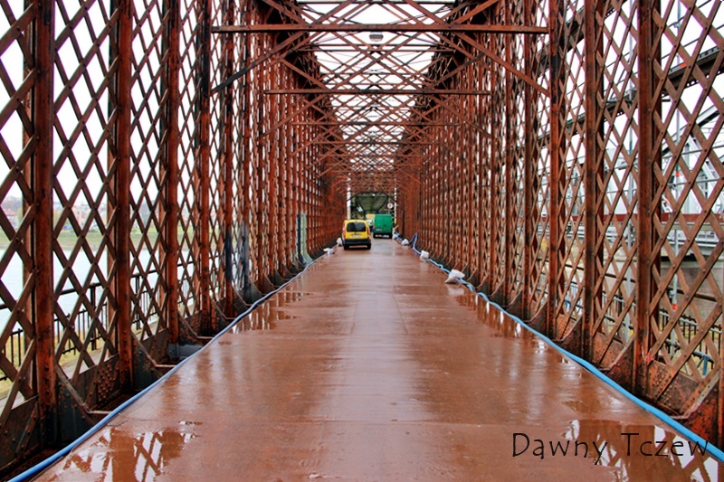 most w czerwieni.JPG