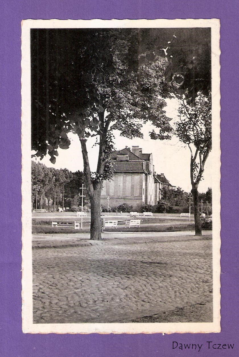 park przy wieży.JPG