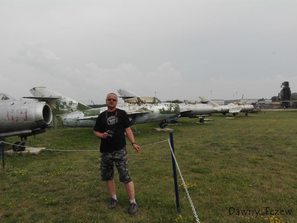 Kolejna aleja Mig-ów.jpg