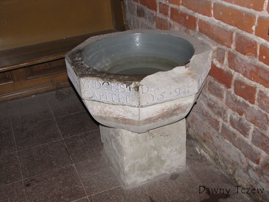 Pasłęk - kościół chrzcielnica.jpg