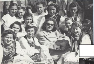 Zgromadzenie 1-majowe przed Szkołą Pedagogiczną ul. 30 Stycznia 1952 r.
