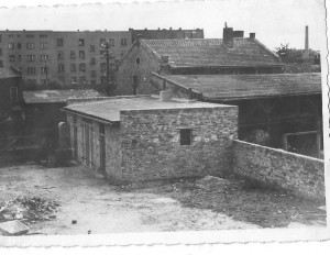 Widok na podwórze domu przy ulicy Dąbrowskiego 18 (obecnie 16) oraz budynek na ulicy Paderewskiego 5, około 1960  rok