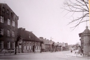 Fot. Tczew. Osiedle Zatorze, ulica Łąkowa, po prawej słup ogłoszeniowy z 1910 r. Studium historyczno.jpg