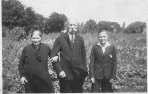 1942 lipiec w Tczewie Jan i Józefina Korinth z wnukiem Jerzym.jpg