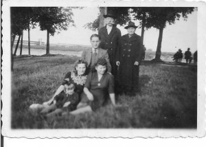 1942 lip Tczew JiJ Korinth z synem Pawłem, jegożonąicórką i Idia.jpg