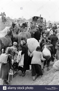 the-nazi-propaganda-picture-shows-volksdeutsche-refugees-who-returned-E8PE2H.jpg