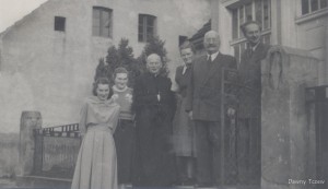 Ksiądz Spychalski przed plebanią.