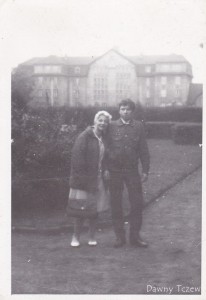 Lipiec 1968 przed szkołą.jpg