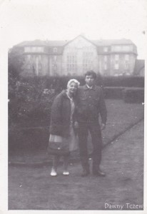 Lipiec 1968 przed szkołą.jpg (123.91 KiB) Przejrzano 9390 razy 1968 r.
