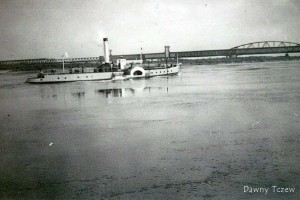 holownik bocznokolowy parowy na Wisle Smiały nalezacy do PBW Tczew.jpg lata 70 Tadeusz Wrycza (Medium).JPG