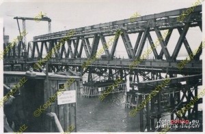 1939-1940_Prace_przy_odbudowie_mostu_kolejowego_1222338_Fotopolska-Eu.jpg