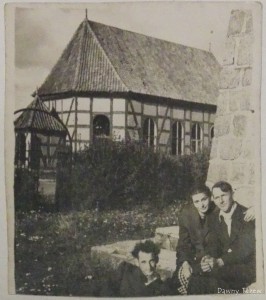 Konczewice_kosciol ewangelicki.jpg (238.84 KiB) Przejrzano 14077 razy Tekst pod zdjęciem: „Kościół ewangelicki w Kończewicach (został rozebrany) naprzeciw siedzą p. S. (przed pomnikiem poniemieckim w ogrodzie u L.). - w tym miejscu został wybudowany Dom Strażacki wraz z świetlicą gromadzką, inicjatorem był K. Z. - dopisane w 1992 roku.”