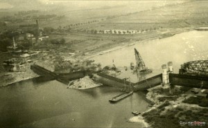 1939-1940_Prace_przy_odbudowie_mostu_kolejowego_901525_Fotopolska-Eu.jpg