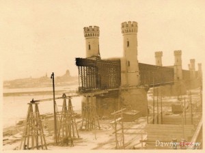 1939-1940_Prace_przy_odbudowie_mostu_kolejowego_1346930_Fotopolska-Eu.jpg