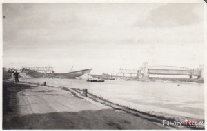 1939-1940_Prace_przy_odbudowie_mostu_kolejowego_1351775_Fotopolska-Eu.jpg