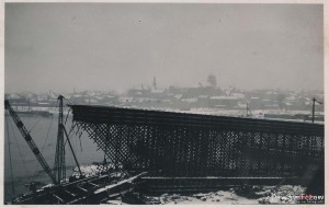 1939-1940_Prace_przy_odbudowie_mostu_kolejowego_1414854_Fotopolska-Eu.jpg
