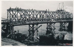 1939-1940_Prace_przy_odbudowie_mostu_kolejowego_928266_Fotopolska-Eu.jpg