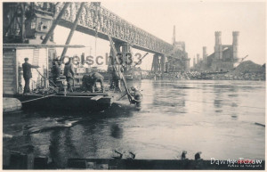1939-1940_Prace_przy_odbudowie_mostu_kolejowego_1316343_Fotopolska-Eu.jpg
