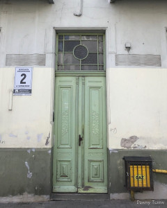 Secesyjne drzwi kamienicy przy ul, Słowackiego 2.