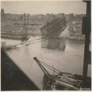 1939-1940_Prace_przy_odbudowie_mostu_kolejowego_1947979_Fotopolska-Eu.jpg