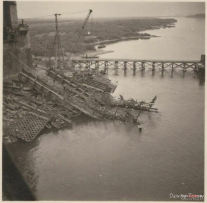 1939-1940_Prace_przy_odbudowie_mostu_kolejowego_1947980_Fotopolska-Eu.jpg