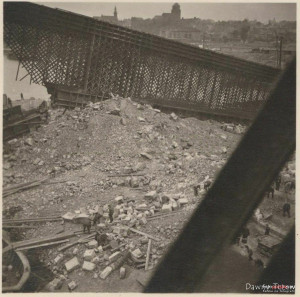 1939-1940_Prace_przy_odbudowie_mostu_kolejowego_1947981_Fotopolska-Eu.jpg