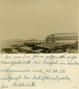 1939-1940_Prace_przy_odbudowie_mostu_kolejowego_1963359_Fotopolska-Eu.jpg