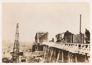 1939-1940_Prace_przy_odbudowie_mostu_kolejowego_1534899_Fotopolska-Eu.jpg