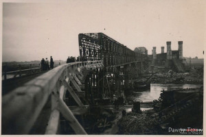 1939-1940_Prace_przy_odbudowie_mostu_kolejowego_1330688_Fotopolska-Eu.jpg